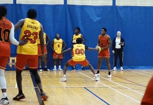 Joueurs Arena24 en action lors d’un match de basketball 3x3 masculin à Montréal