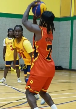 Action intense lors d’un match de basketball 3x3 Arena24 à Montréal avec joueurs concentrés sur le jeu