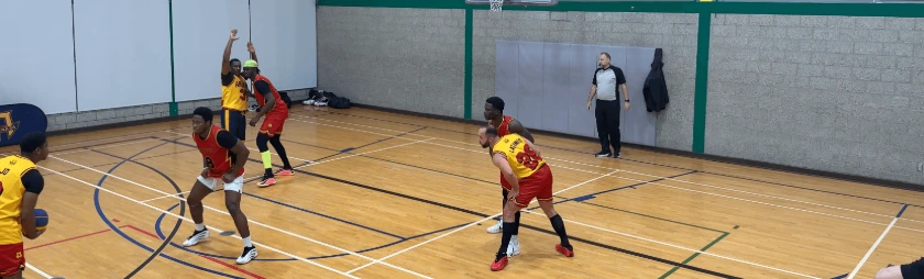 Joueurs Arena24 en match masculin de basketball 3x3 à Montréal